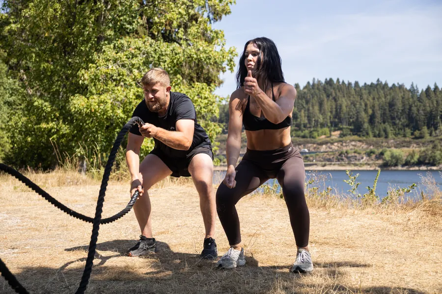 Battle-Ropes-Training mit Daumen hoch